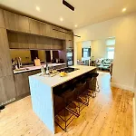 Ultra Modern Centre House بيت للعطل