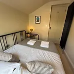 Ultra Modern Centre House Будинок відпочинку *
