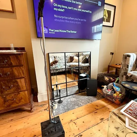 Будинок відпочинку Ultra Modern House Бристоль